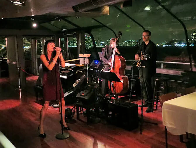 Bateaux middagskryssning i New York - Live musik