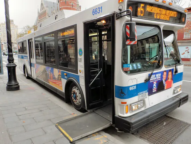 Faciliteter för personer med funktionsnedsättning i New York - Buss