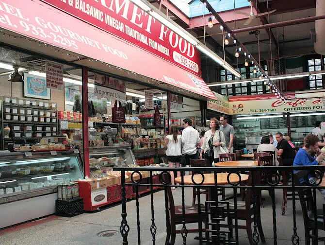 Bronx i New York - marknad i Little Italy