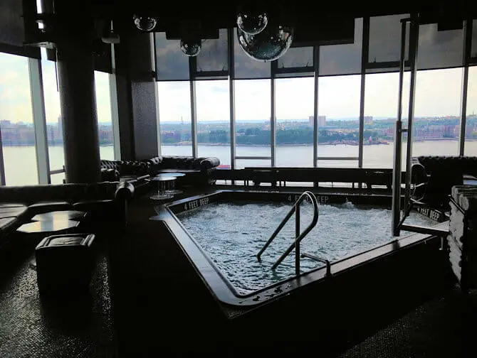 Gay Bars i New York - Le Bain pool