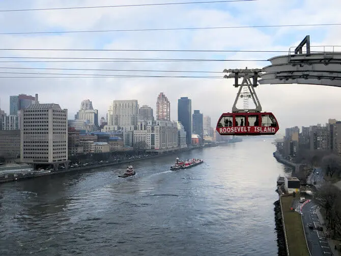 Roosevelt Island Tram i NYC - East River