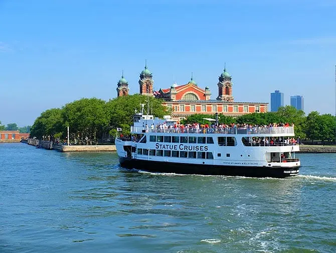 Ellis Island i New York - Båttur till Frihetsgudinnan