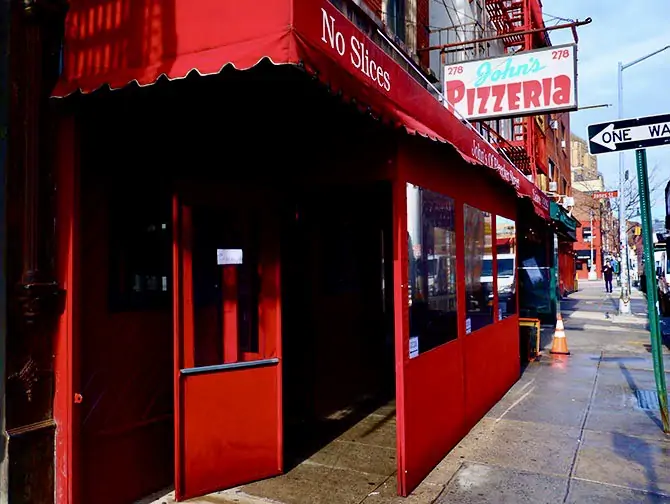 B&auml;sta pizzan i New York - John's Pizzeria of Bleecker Street