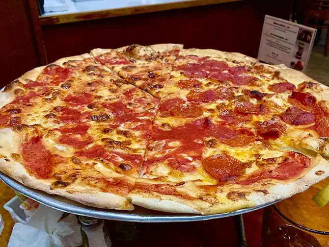 Bästa pizzan i New York - Pizza hos John's