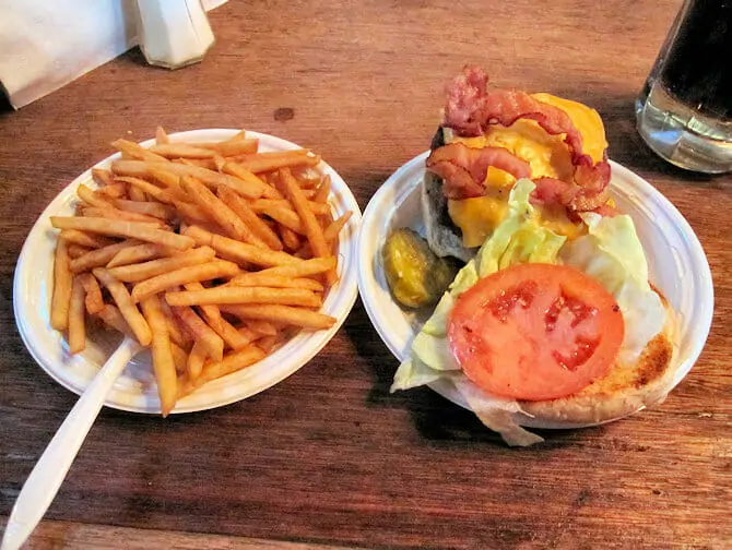 Bästa hamburgarna i New York - Corner Bistro burger