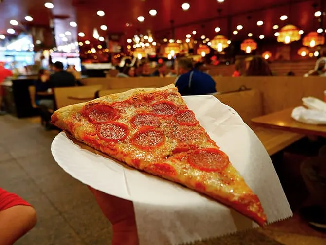 Bästa pizzan i New York - NY Pizza Suprema slice