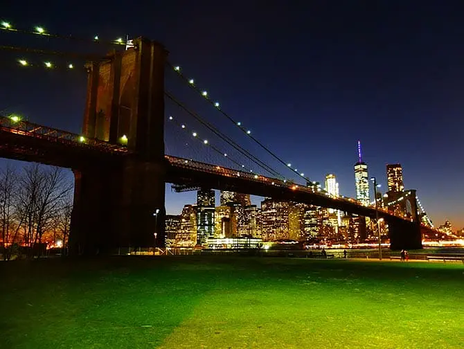 Parker i New York - Brooklyn Bridge p&aring; kv&auml;llen