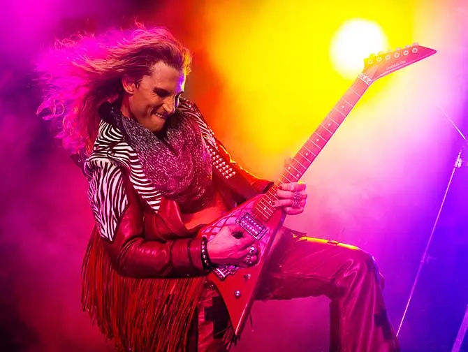 Biljetter till Rock of Ages musikal i New York - Stacee Guitar