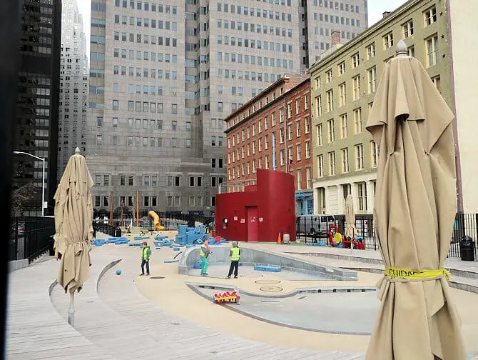 Lekplats i NYC - South Street Seaport Playground