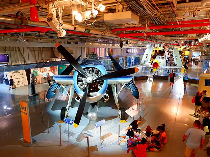 Intrepid Museum i New York - Inne i museet
