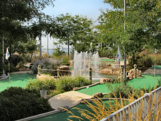 Lekplatser i NYC - Minigolf vid Pier 25