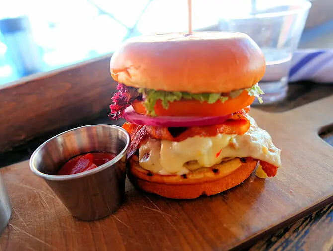 Äta ute tillsammans med barn i New York - Hamburgare hos Fridays