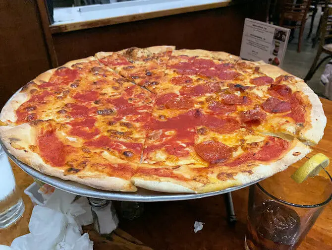 Äta ute tillsammans med barn i New York - Pizza hos Johns