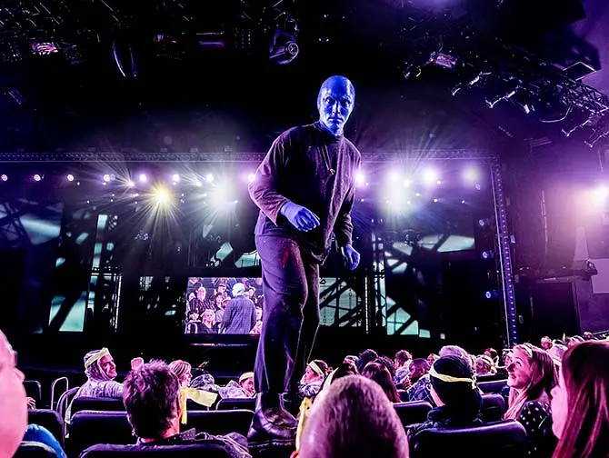 Biljetter till Blue Man Group i New York - Blue Man på stolar