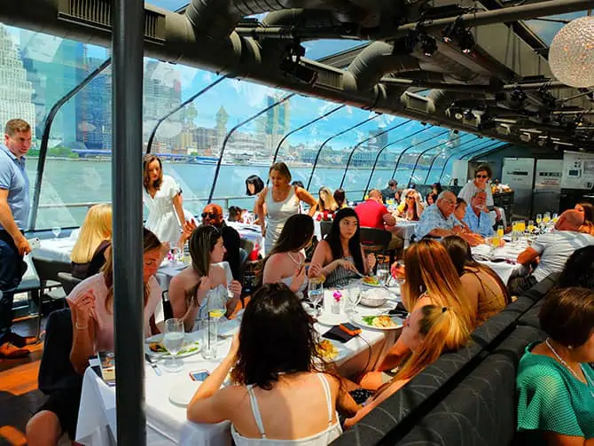 Lunchkryssning ombord på Bateaux i New York - Äta lunch