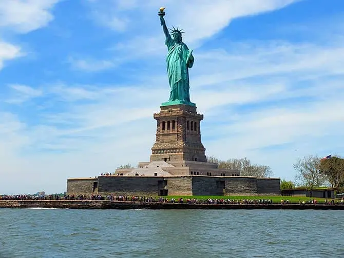 Lunchkryssning ombord på Bateaux i New York - Frihetsgudinnan