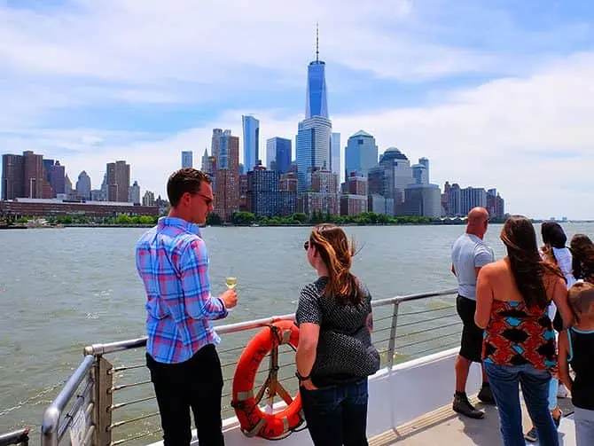 Lunchkryssning ombord på Bateaux i New York - Utsikt