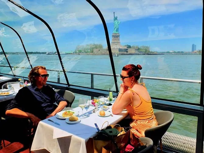 Lunchkryssning ombord på Bateaux i New York