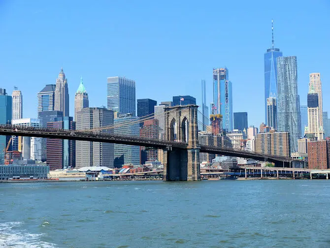 NYC Ferry i New York - Brooklyn Bridge
