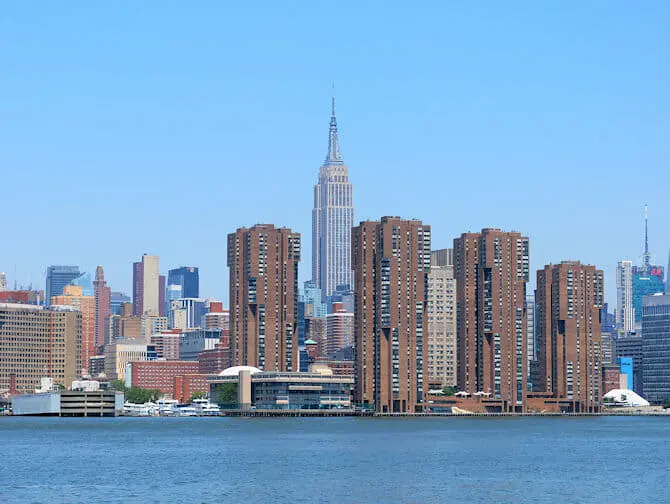 NYC Ferry i New York - Empire State Building