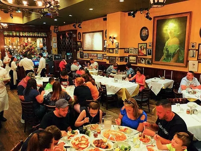 Carmine’s familjerestaurang i New York - Äter middag