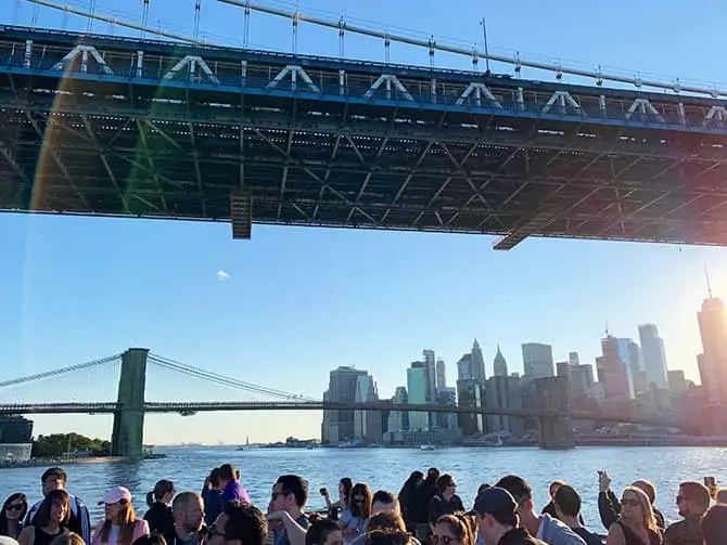 Happy Hour Cruise i New York - Åker på East River