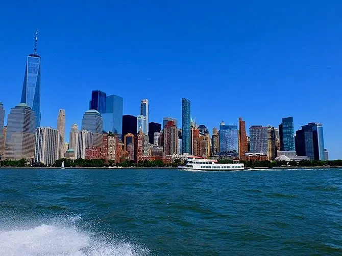 Åka ribbåt i New York - Utsikt från båten