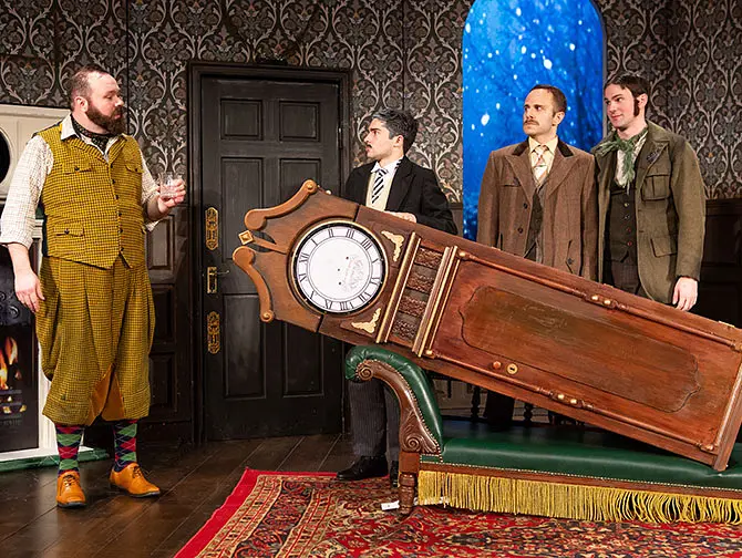 Biljetter till The Play That Goes Wrong i New York - Props