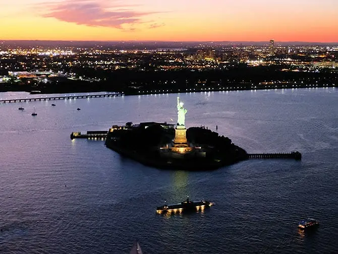 Kvällshelikoptertur och sightseeingkryssning i New York - Frihetsgudinnan
