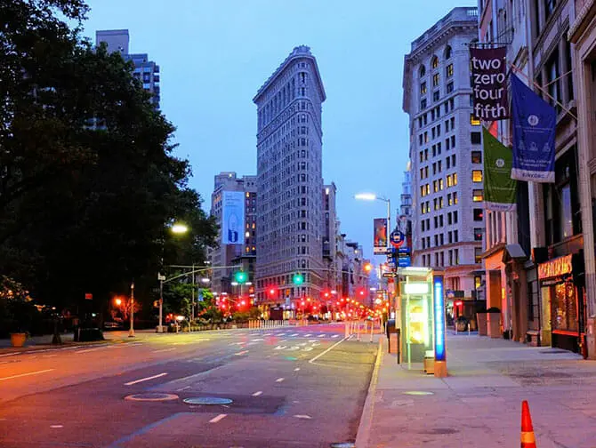 Flatiron Building i New York At Night