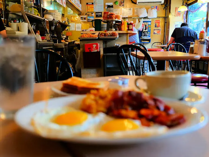 Frukost i New York - La Bonbonniere in New York La Bonbonniere frukost