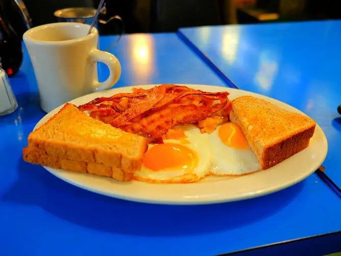 Typisk amerikansk mat i New York - Sunny side up