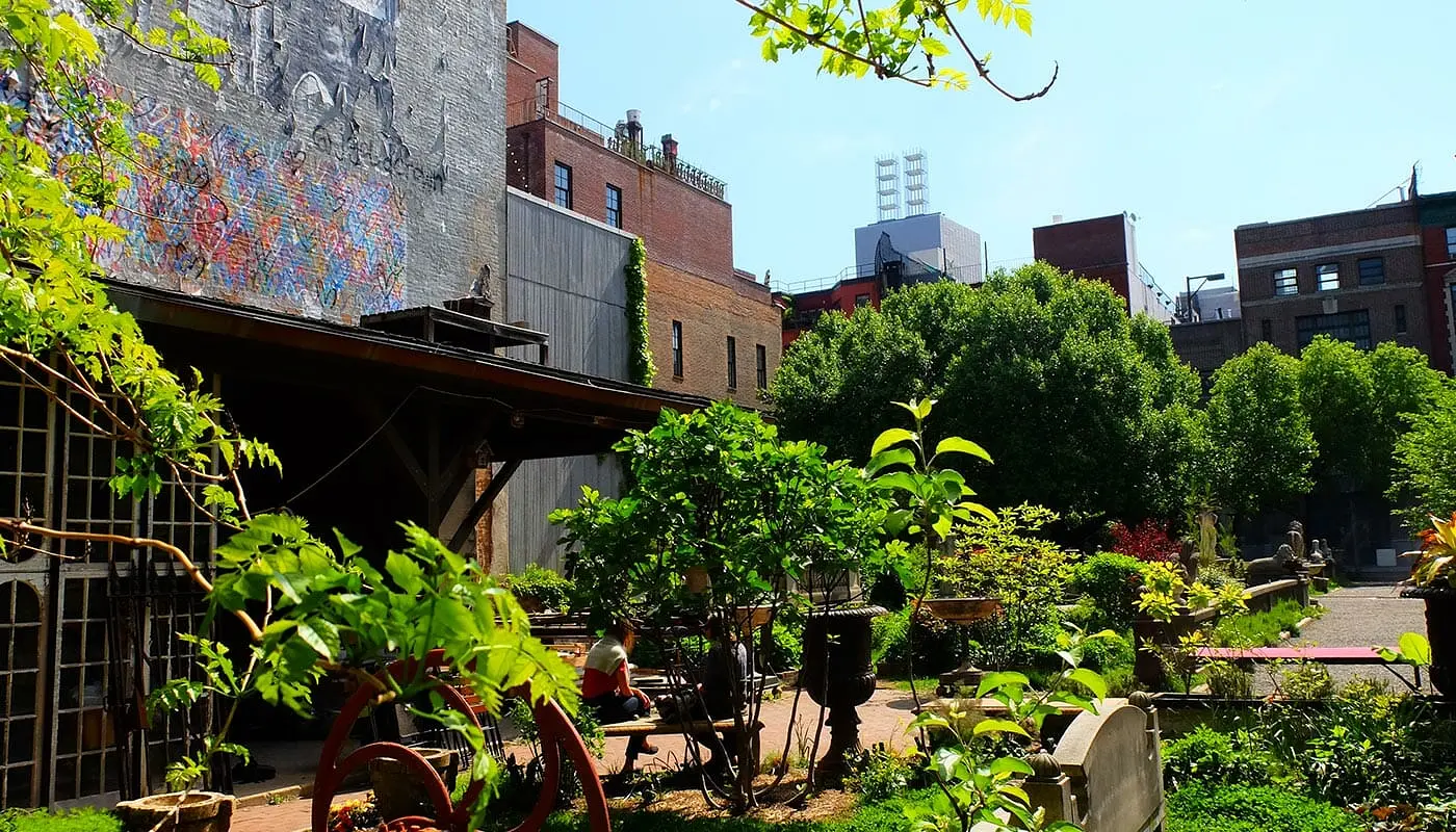 Parker i New York - Elizabeth Street Garden