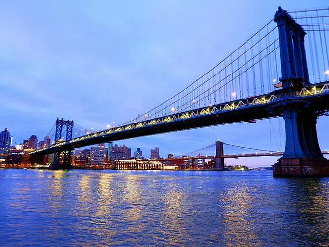 Manhattan Bridge i New York - På natten