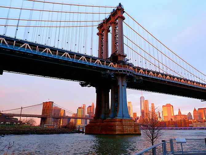 Manhattan Bridge i New York - Solnedgång
