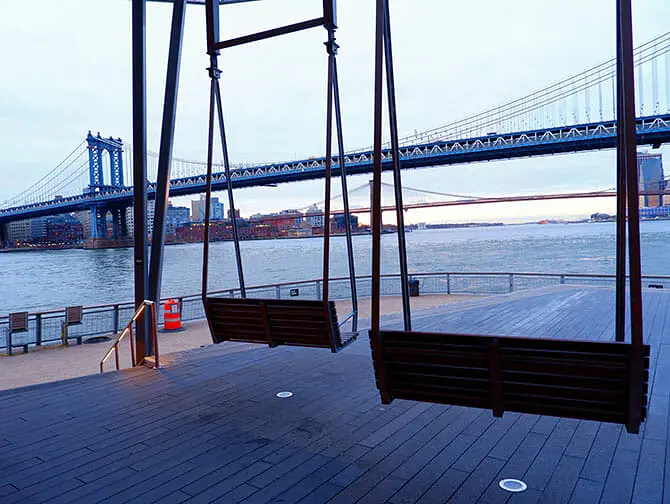 Manhattan Bridge i New York - utsikt