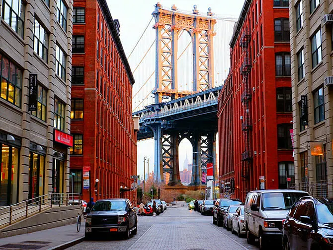 Manhattan Bridge i New York - Med Empire State Building