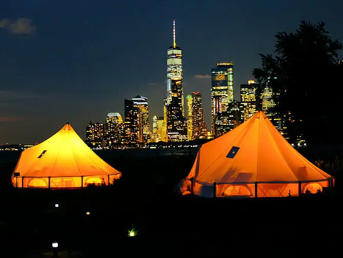 Governors Island i New York - Tält på kvällen