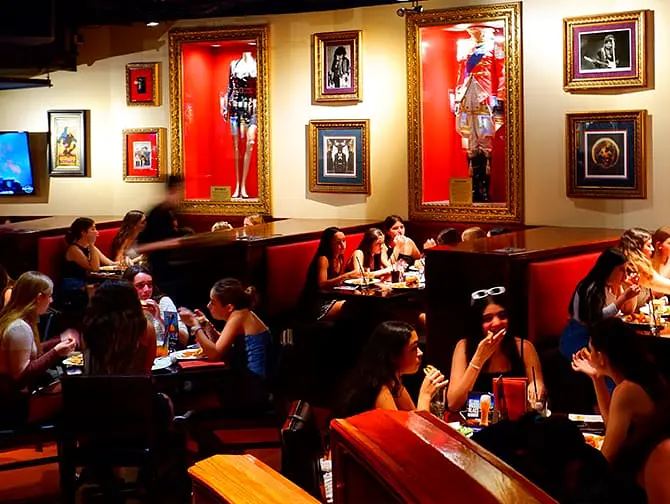 Restauranger med teman i New York - Hard Rock Cafe innanför 