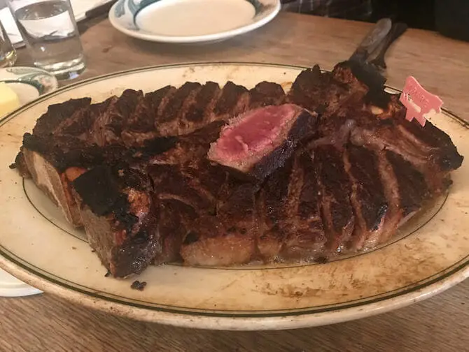 B&auml;sta steakhouse i New York - Peter Luger steak