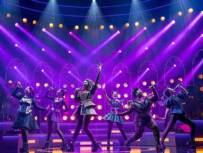 Biljetter till SIX på Broadway - scenen