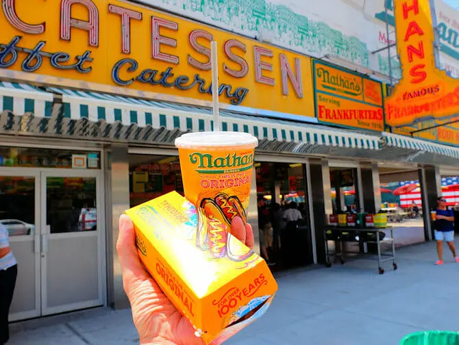 Denos Wonder Wheel Amusement Park på Coney Island - Nathans Famous Hot Dog