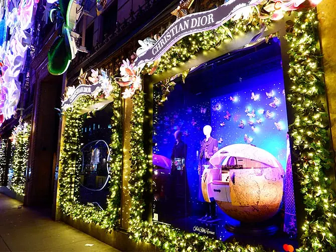 Saks Fifth Avenue Holiday Light Show i New York - fönster 1