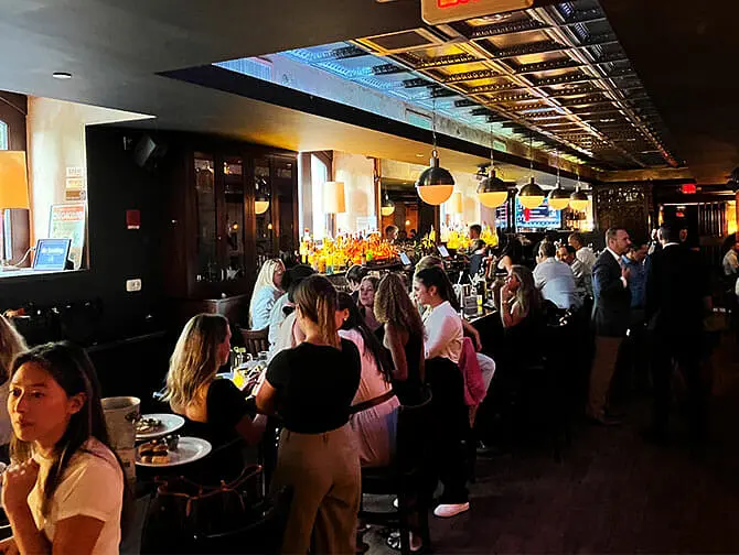 Restauranger med teman i New York - Trinity Place innanför