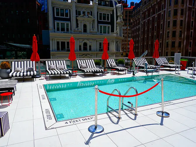 Simma i New York - Hotel pool