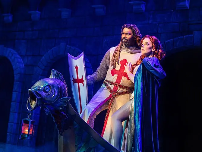 Biljetter till Spamalot på Broadway - Dekor