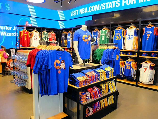 Sportbutiker i New York - NBA Store inuti