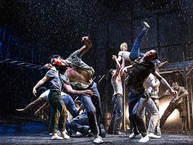 Biljetter till The Outsiders på Broadway - slåss