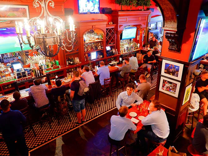 Bästa sportbarerna i New York - Inne i The Football Factory at Legends