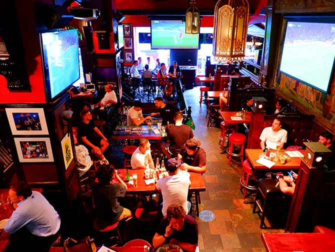 B&auml;sta sportbarerna i New York - The Football Factory at Legends